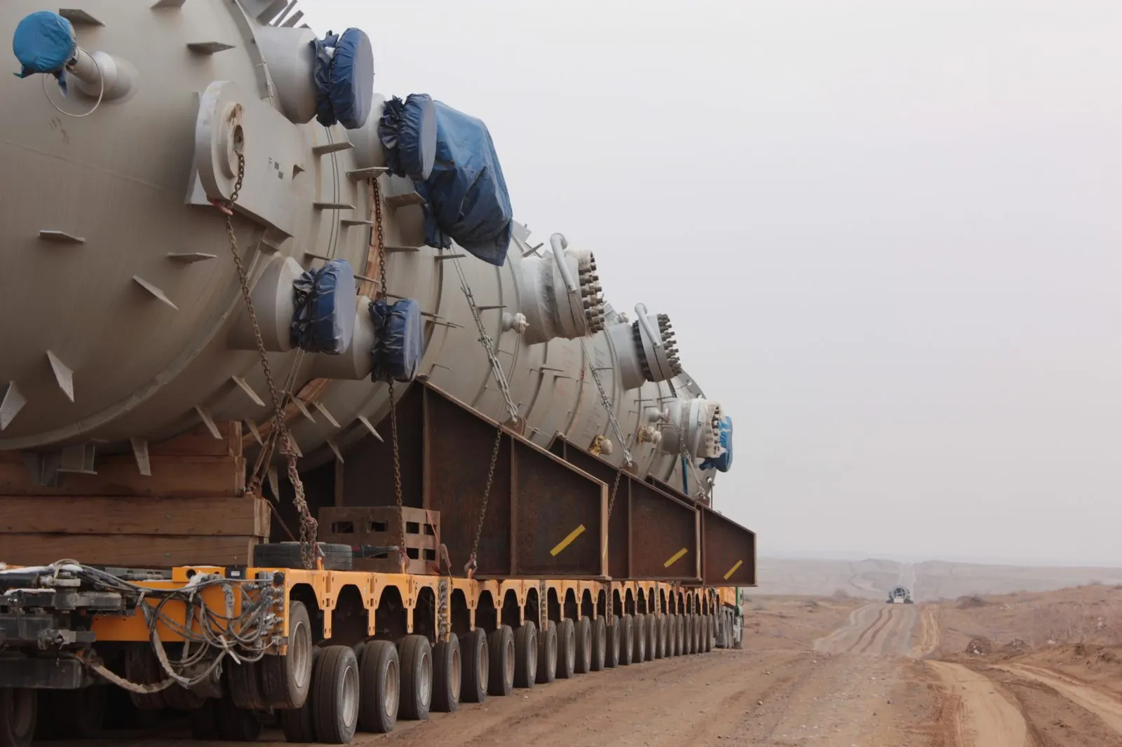 Oversized cargo on multiaxial trailers